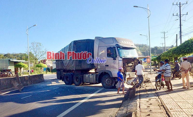 Xe tải mất l&aacute;i g&acirc;y kẹt xe tr&ecirc;n QL14