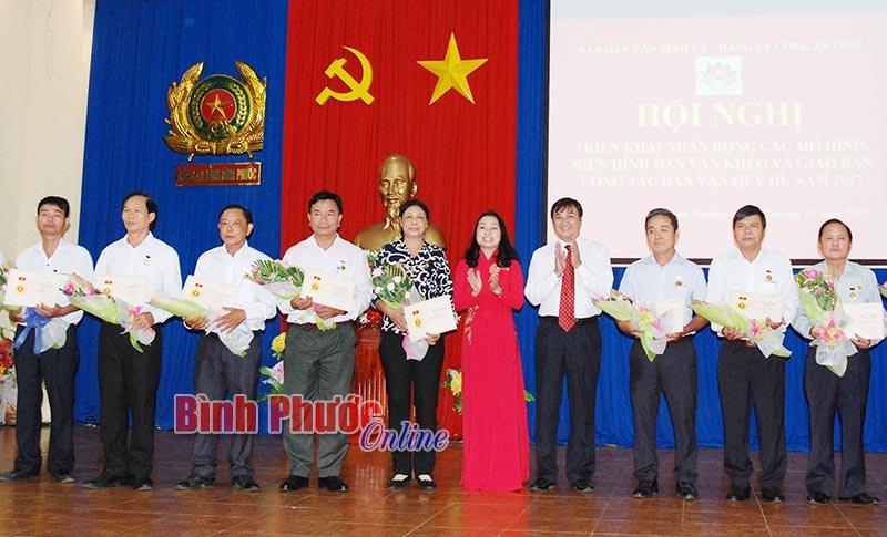 18 đồng ch&iacute; được tặng Kỷ niệm chương &ldquo;V&igrave; sự nghiệp d&acirc;n vận&rdquo;