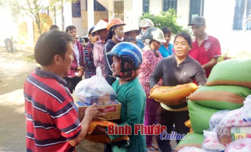 Tặng quà 60 hộ đồng bào dân tộc thiểu số nghèo phường Hưng Chiến