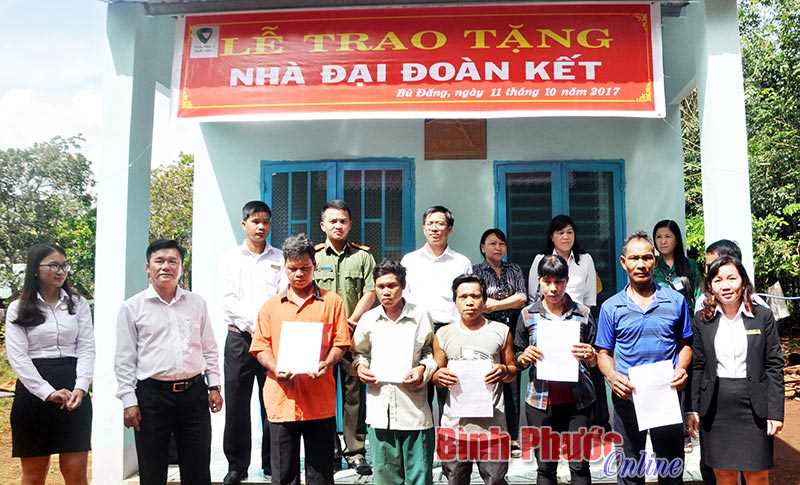 Trao nhà đại đoàn kết cho 5 hộ nghèo