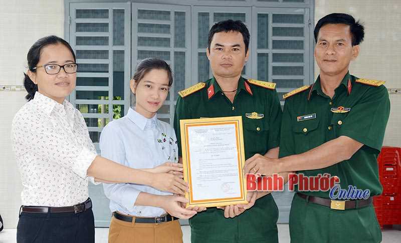 Bộ CHQS và Bộ chỉ huy BĐBP tỉnh tặng nhà đồng đội