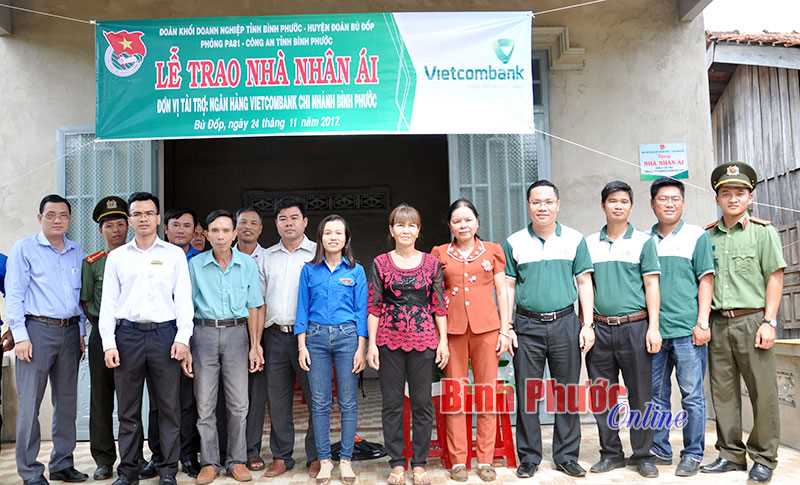 Đoàn khối doanh nghiệp tặng nhà cho gia đình có công ở Bù Đốp