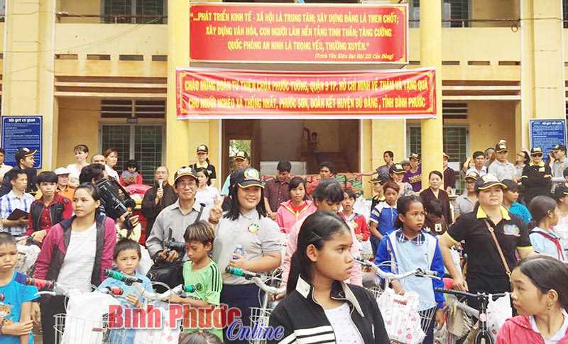 Tặng quà, xe đạp, học bổng cho hộ nghèo, trẻ em vượt khó