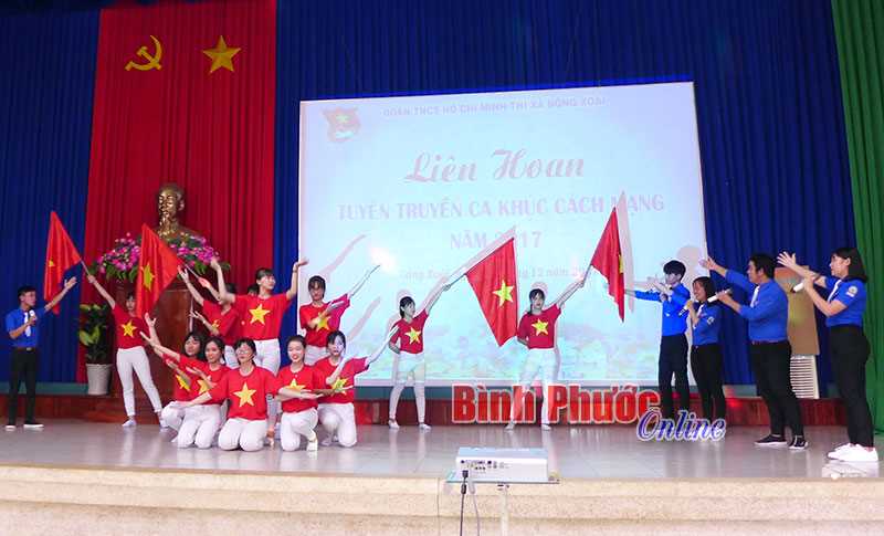 ĐỒNG XOÀI: Sôi nổi liên hoan “Tuyên truyền ca khúc cách mạng”