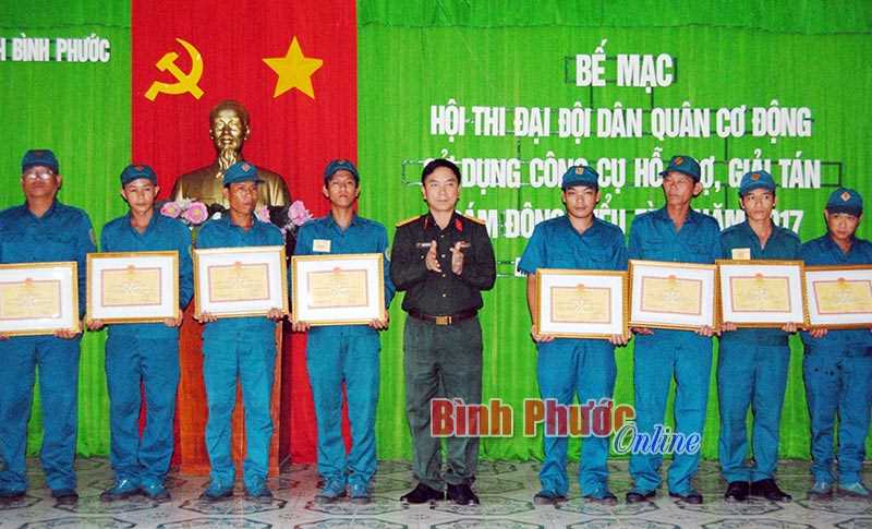 Thi đại đội d&acirc;n qu&acirc;n cơ động sử dụng c&ocirc;ng cụ hỗ trợ giải t&aacute;n đ&aacute;m đ&ocirc;ng