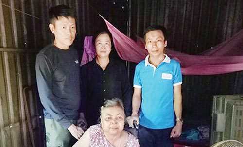 Bà Thị Gớt được hỗ trợ xe lăn
