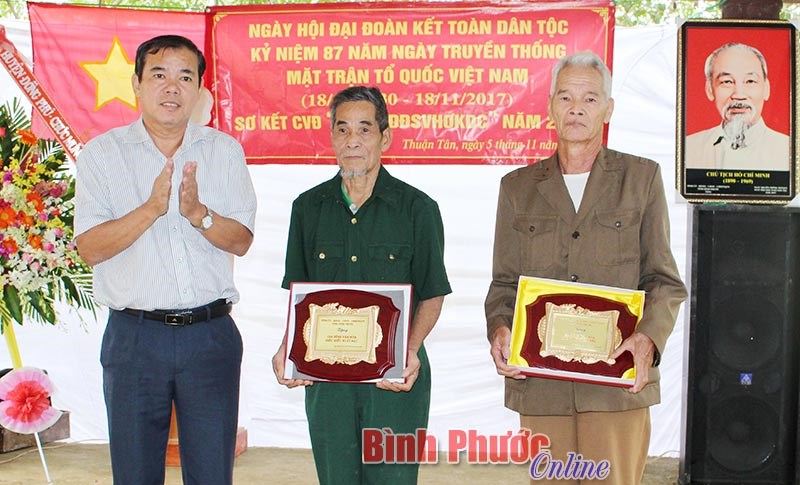 Phó chủ tịch HĐND tỉnh dự Ng&agrave;y hội đại đo&agrave;n kết ấp Thuận T&acirc;n