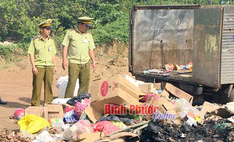 Ph&uacute; Riềng ti&ecirc;u hủy h&agrave;ng giả, h&agrave;ng k&eacute;m chất lượng năm 2017