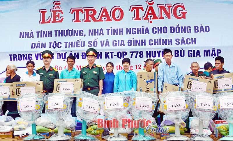 Tổng cục Hậu cần Bộ Quốc phòng bàn giao 18 nhà tình thương, tình nghĩa