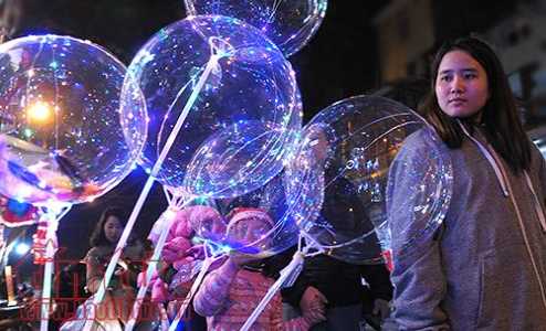 Bóng bay đèn led phát sáng gây sốt dịp Giáng sinh có thể phát nổ?