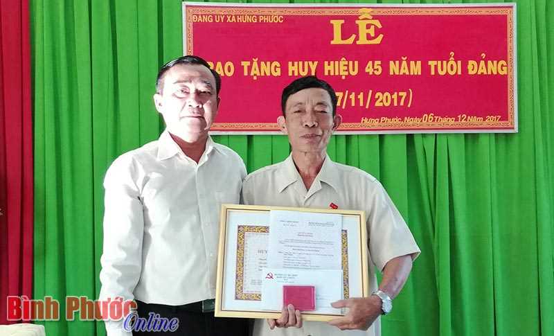 B&ugrave; Đốp trao Huy hiệu 45 năm tuổi Đảng