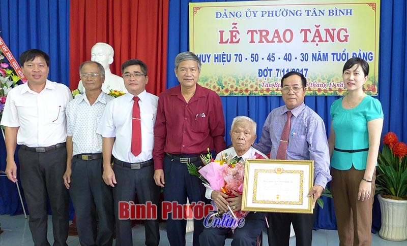 Trao Huy hiệu Đảng nh&acirc;n kỷ niệm 100 năm C&aacute;ch mạng th&aacute;ng Mười Nga