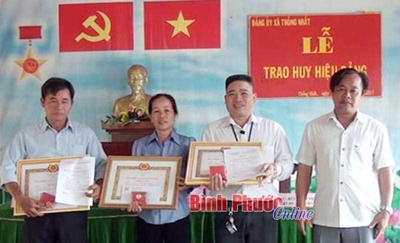 Trao huy hiệu cho 3 đảng vi&ecirc;n x&atilde; Thống Nhất