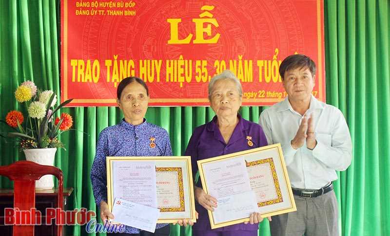 B&ugrave; Đốp trao 6 Huy hiệu Đảng dịp kỷ niệm C&aacute;ch mạng th&aacute;ng Mười Nga