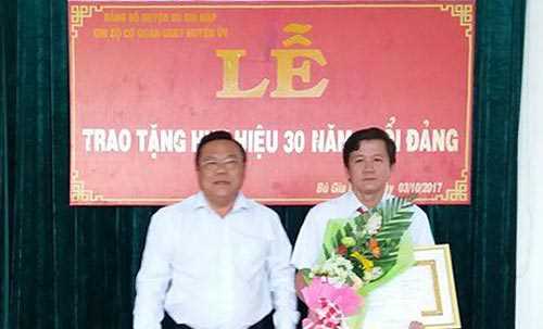 Trao Huy hiệu 30 năm tuổi Đảng cho đồng ch&iacute; Nguyễn Đ&igrave;nh Quyền