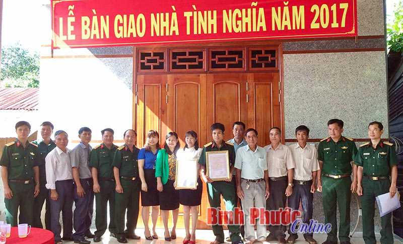 BÙ ĐĂNG: Trao 10 nhà tình nghĩa cho gia đình chính sách