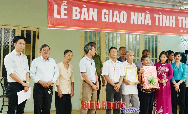 Phường An Lộc trao 8 nhà tình thương cho hộ khó khăn về nhà ở