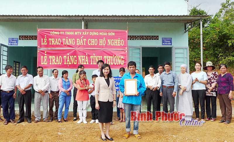 2 hộ nghèo được tặng đất và nhà tình thương