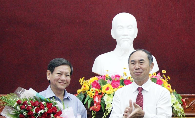 Trao quyết định bổ nhiệm v&agrave; bổ nhiệm lại 6 c&aacute;n bộ