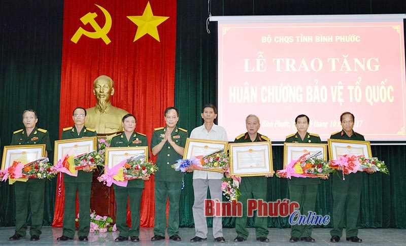 Trao tặng Hu&acirc;n chương Bảo vệ Tổ quốc cho 17 đồng ch&iacute;