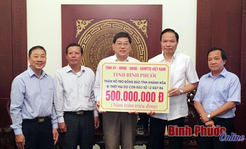 Tr&ecirc;n 2 tỷ 128 triệu đồng ủng hộ đồng b&agrave;o c&aacute;c tỉnh miền Trung