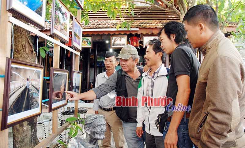 Trưng b&agrave;y ảnh &ldquo;B&igrave;nh Phước - 20 năm một chặng đường&rdquo;