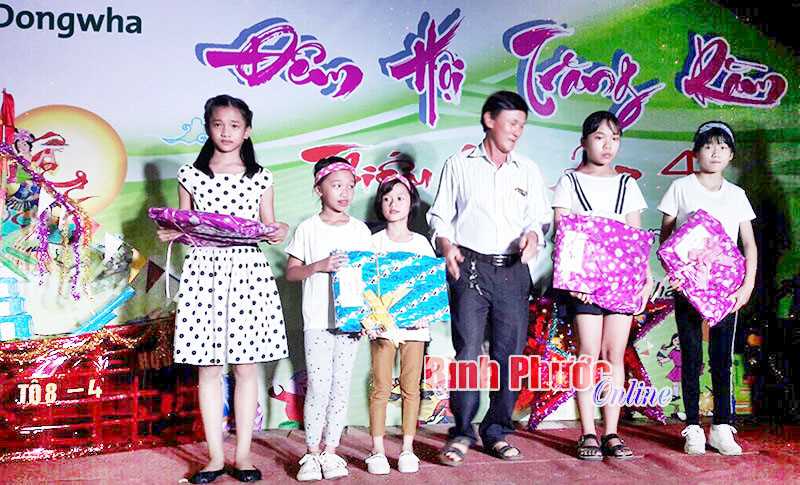 Trao qu&agrave; trung thu cho thiếu nhi x&atilde; Minh Hưng