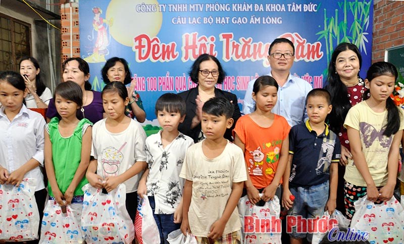 Trung thu đong đầy tình thương với trẻ khuyết tật, hoàn cảnh khó khăn