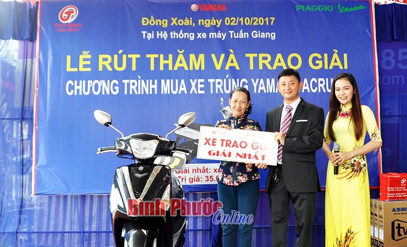 Khách hàng Tiền Thị Mai Liễu trúng giải nhất “Mua xe, trúng xe Yamaha Acruzo”