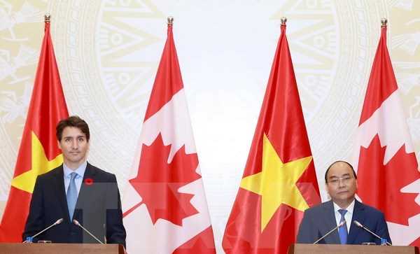Thủ tướng Nguyễn Xu&acirc;n Ph&uacute;c v&agrave; Thủ tướng Canada chủ tr&igrave; họp b&aacute;o