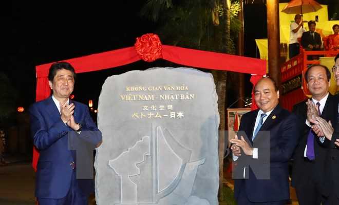 Thủ tướng Nguyễn Xu&acirc;n Ph&uacute;c v&agrave; Thủ tướng Abe tham quan phố cổ Hội An