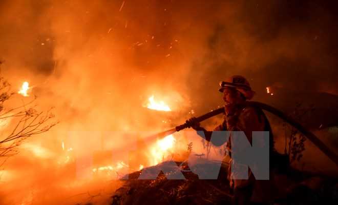 Lực lượng cứu hỏa Mỹ tiếp tục diệt giặc lửa trong đêm Giáng sinh