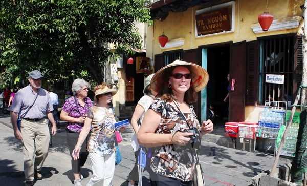 Kh&aacute;ch quốc tế đến Việt Nam tiếp tục đạt tr&ecirc;n 1 triệu lượt