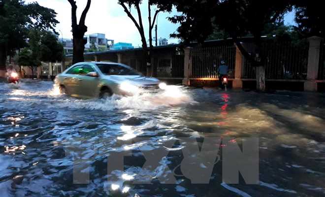 Mưa dông diện rộng ở Trung Bộ và Nam Bộ còn kéo dài 2-3 ngày tới