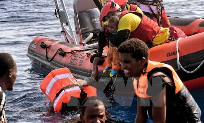 Hàng trăm người di cư được cứu ngoài khơi Libya trong giá lạnh