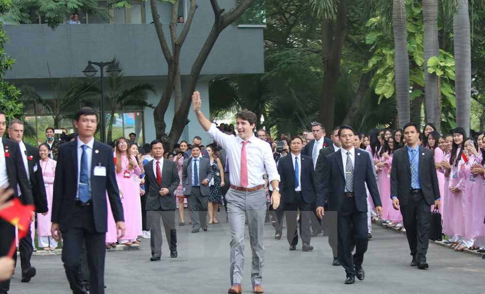 [Photo] Thủ tướng Trudeau b&igrave;nh dị, cởi mở khi gặp gỡ sinh vi&ecirc;n TP.HCM