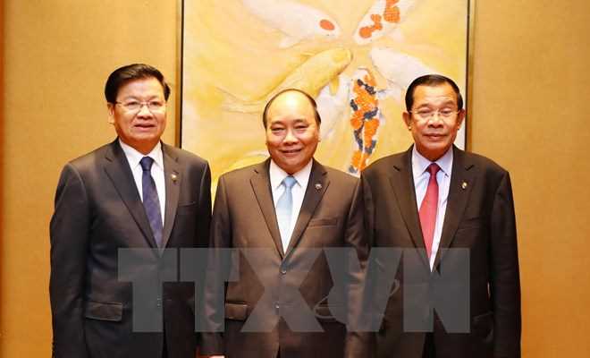 Thủ tướng l&agrave;m việc với Thủ tướng L&agrave;o v&agrave; Campuchia b&ecirc;n lề ASEAN 31