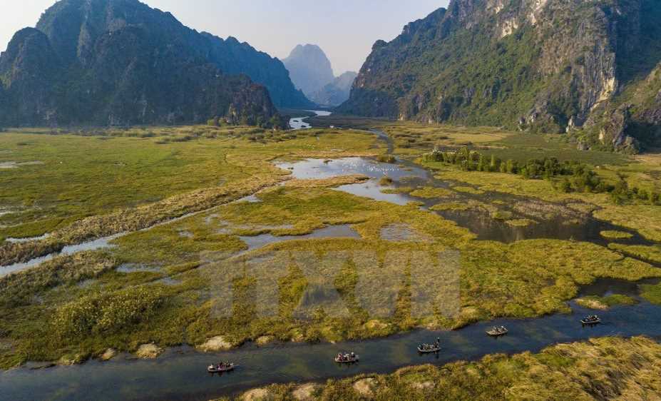 Đắm ch&igrave;m trong khung cảnh n&ecirc;n thơ mỗi chiều về tr&ecirc;n đầm V&acirc;n Long