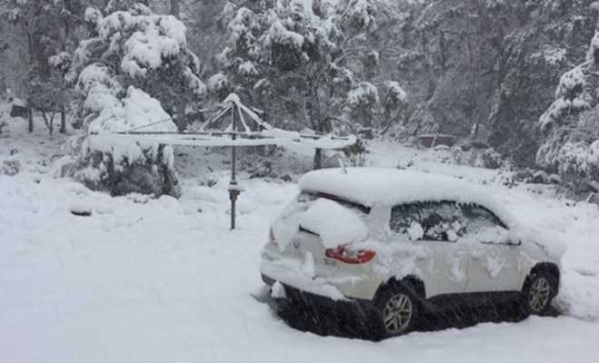 Tuyết rơi bất thường dày tới 40cm trong mùa Hè ở Australia