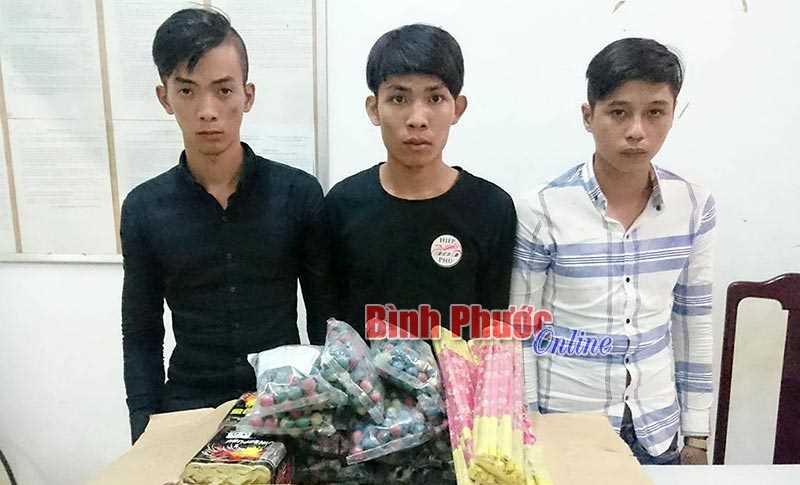 Bắt giữ 3 thanh ni&ecirc;n vận chuyển ph&aacute;o