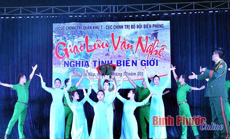 Giao lưu văn nghệ &ldquo;Nghĩa t&igrave;nh bi&ecirc;n giới&rdquo; ở B&ugrave; Gia Mập