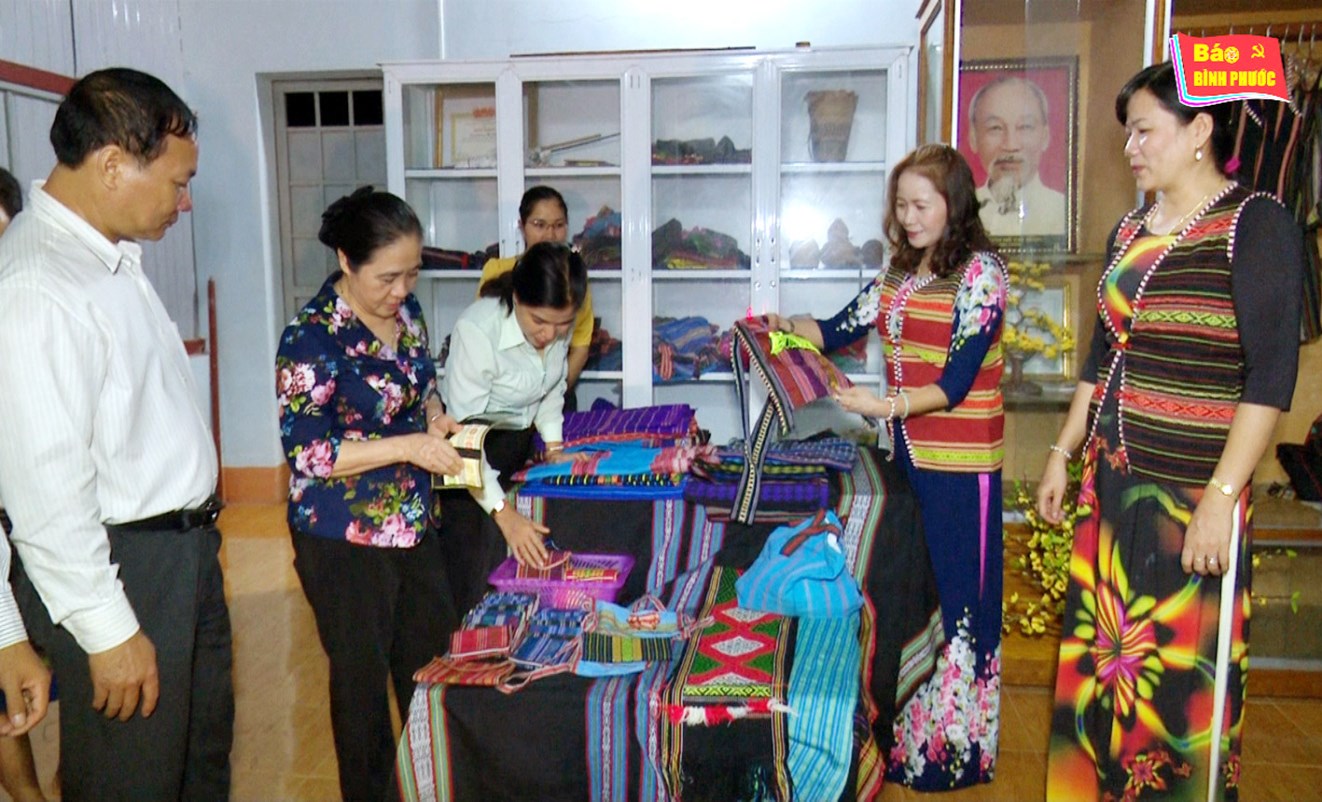 [Video] Đoàn công tác TW Hội LHPN Việt Nam thăm tổ dệt thổ cẩm xã Thanh An