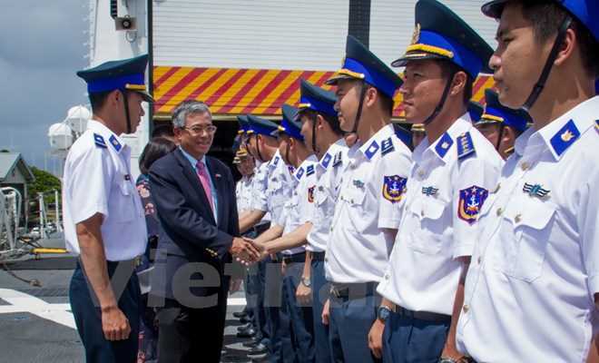 Đại sứ Việt Nam tại Hoa Kỳ thăm t&agrave;u Cảnh s&aacute;t biển neo đậu tại Hawaii