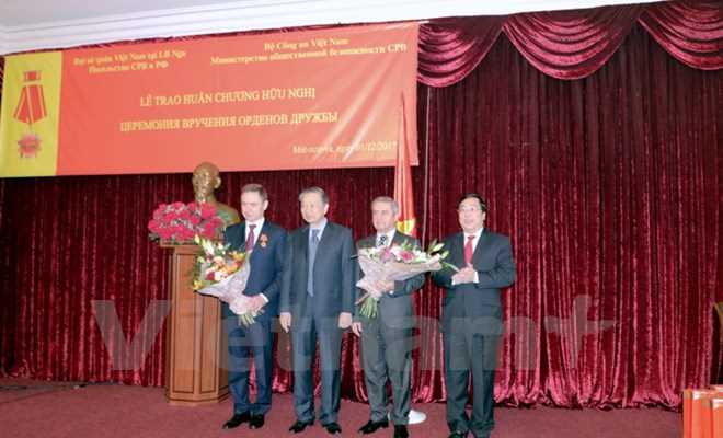 Việt Nam trao tặng Hu&acirc;n chương Hữu nghị cho l&atilde;nh đạo an ninh Nga
