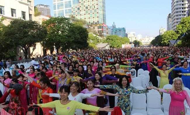 3.000 người tham gia đồng diễn với &aacute;o d&agrave;i tr&ecirc;n phố đi bộ Nguyễn Huệ