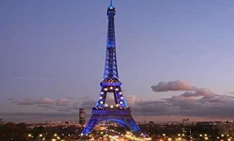 Pháp thắp sáng tháp Eiffel với thông điệp tôn vinh nữ quyền