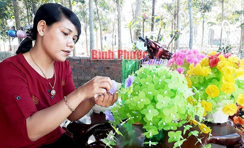 Làm hoa giấy lụa phục vụ tết