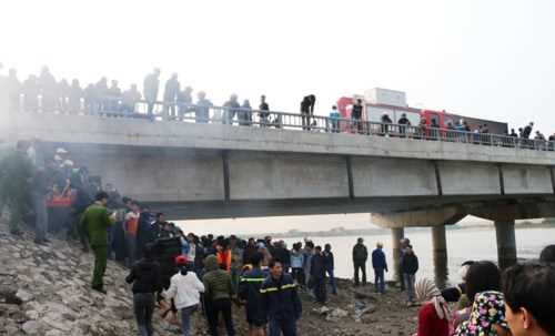 Cứu 3 mẹ con đuối nước khi thả cá chép, nam sinh viên bị cuốn trôi