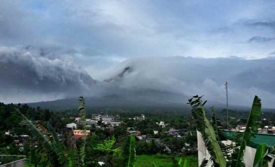 Philippines nâng cảnh báo núi lửa Mayon lên mức "khó kiểm soát"