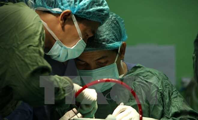 Cứu sống một bệnh nhân bị vỡ bụng, mất tay do pháo nổ